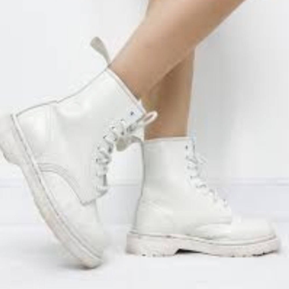 Dr. Martens White Leather BootsDescriptionDr. Martens1460 Mono leather bootsF - Picture 8 of 17